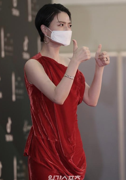 Thảm đỏ Baeksang Art Awards 2020: Bà cả Kim Hee Ae của Thế giới hôn nhân đụng độ chị đẹp Son Ye Jin-22